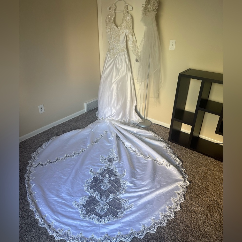 Oleg Cassini NWT white wedding dress off white pearls design lace long train